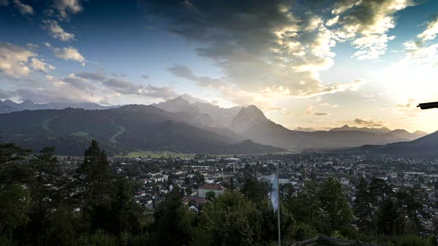 Zeitraffer: Garmisch-Partenkirchen am Abend (Garmisch-Partenkirchen · Alpen)
