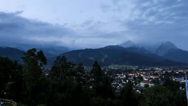 Zeitraffer: Garmisch-Partenkirchen am Morgen (Garmisch-Partenkirchen · Alpen)