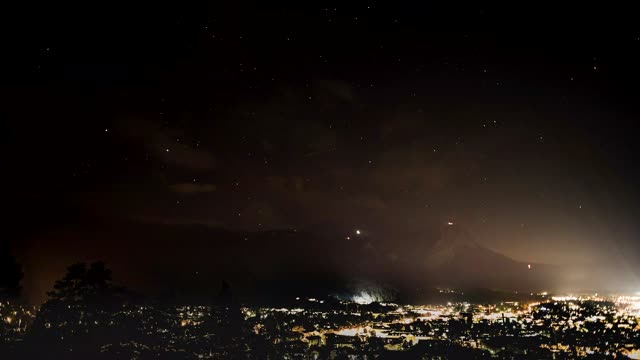 Zeitraffer: Garmisch-Partenkirchen bei Nacht (Garmisch-Partenkirchen · Alpen)