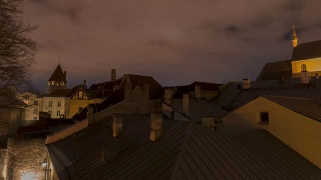 Zeitraffer: Tallinn bei Nacht (Tallinn · Estland)
