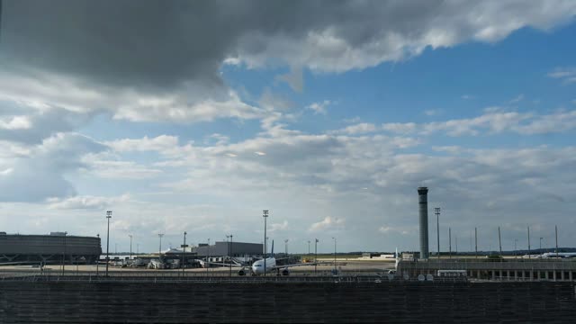 Zeitraffer: Flughafen Paris-Charles-de-Gaulle am Abend (Paris (CDG) · Paris · Frankreich)