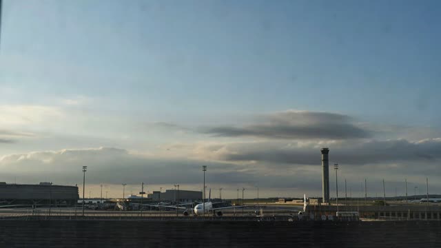 Zeitraffer: Flughafen Paris-Charles-de-Gaulle bei Nacht (Paris (CDG) · Paris · Frankreich)