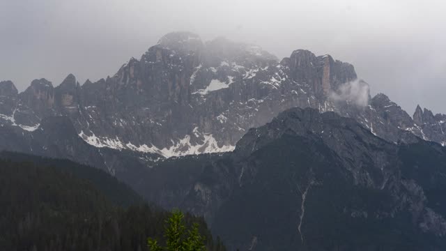 Zeitraffer: Dolomiten im Regen (Dolomiten · Italien)